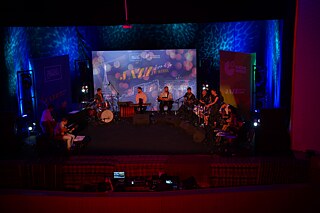 Zahlreiche Musikerinnen und Musiker auf der Bühne