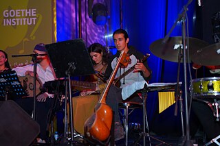 Drei Musiker auf der Bühne beim Konzert