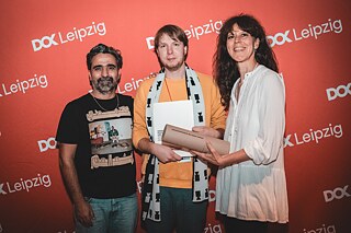 Dokumentarfilmpreis des Goethe-Instituts | vlnr. Cem Kaya, Noni Lickleder (beide Jury), Jonathan Schörnig (Regisseur von „Einhundertvier“)