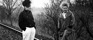 Deux jeunes femmes en 1988 dans la nature sur des voies de chemin de fer en hiver. Photo en noir et blanc