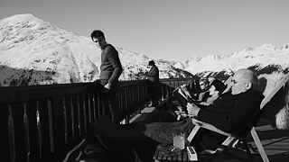 Ян Бюлов (ліворуч) Ганнс Цішлер (праворуч) у фільмі «Універсальна теорія» (2023)