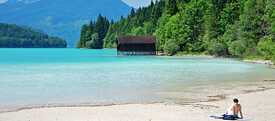 Karibikgefühl in den Alpen: seine auffallend grün-blaue Farbe verleiht dem Walchensee ein besonderes Flair.