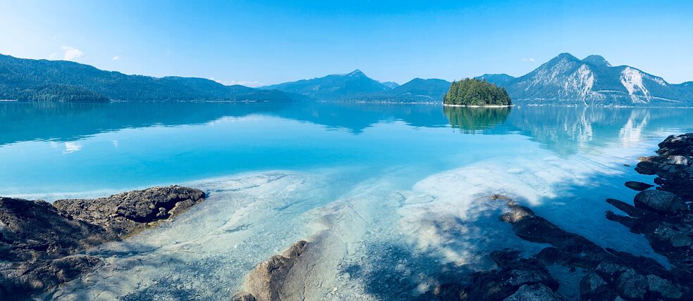 Il segreto del colore del lago Walchensee è il suo contenuto di carbonato di calcio: i cristalli di calce presenti nell’acqua si riflettono al sole.