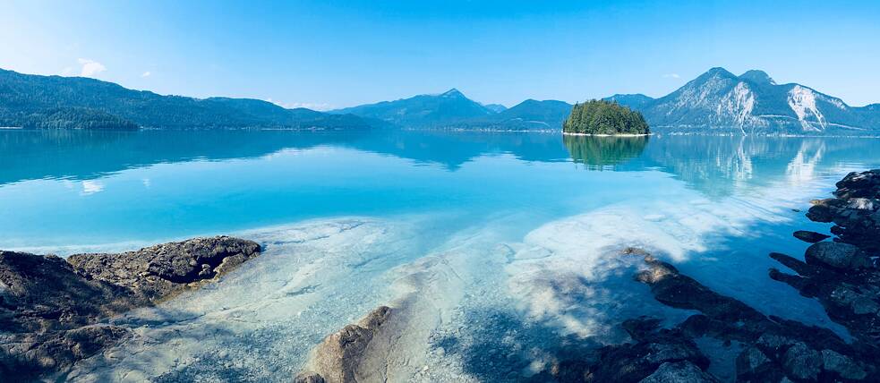 Das Geheimnis hinter der Farbe des Walchensees ist sein Kalziumkarbonat-Gehalt: die Kalk-Kristalle im Wasser spiegeln sich in der Sonne.