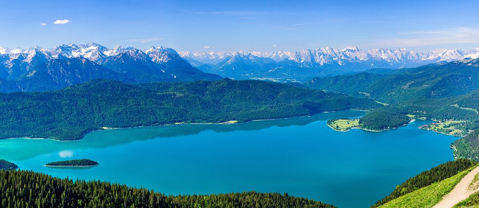 Vista aerea sul lago Walchensee: una brillante macchia di colore incastonata tra le montagne