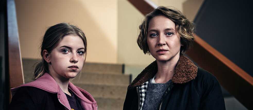Anna Maria Mühe plays the undertaker Brünhilde Winter-Blum. Emilia Pieske as her daughter Nela Thaler.