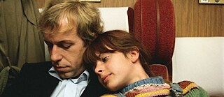 Ein Mann und eine Frau nah beieinander in einem Zugabteil