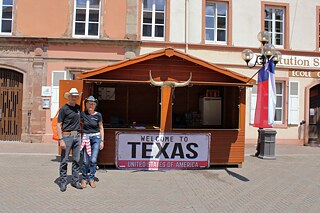 Zwei Mitglieder des Texas Club Sarreguemines in Zentrum der kleinen Stadt