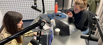 Mélanie und Gina im Podcaststudio