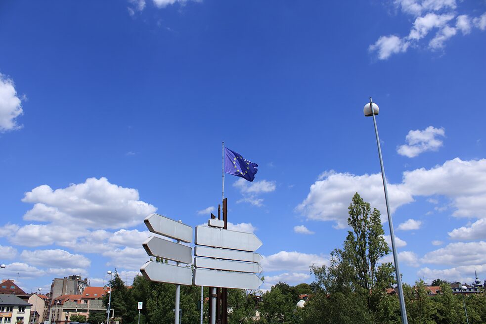 Die Europaflagge auf der Pont de l’Europe in Sarreguemines