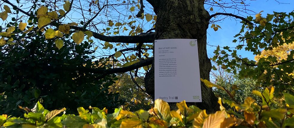 Im Rahmen unseres Lyrikwegs werden in unserem Gebäude und in den Gärten neue Werke einiger der interessantesten Dichter*innen aus Schottland, Frankreich und Deutschland ausgestellt.