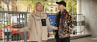 Lisa und Lena vor der Europaflagge