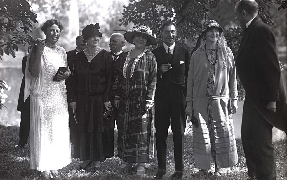 Salão Rosenbaum: visita dos ministros do exterior dos países do Pequeno Acordo e suas esposas em Lány, com Alice Masaryk, Hana Benešová e Jan Masaryk, 14 de julho de 1924.