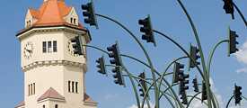 Verwirrende Ampeln vor einem Turm