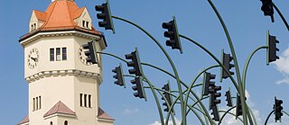 Verwirrende Ampeln vor einem Turm