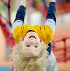 Ein Kind klettert, auf dem Spielplatz