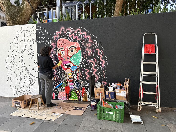 Work in progress: Künstlerische Intervention auf der Wand des Instituts von Marina Kerber 