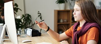 Die Jugedliche hat einen Online-Unterricht