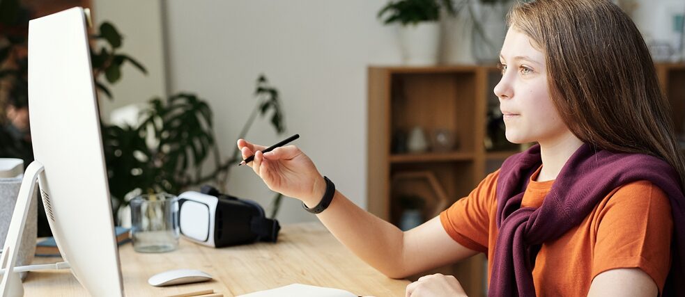 Die Jugedliche hat einen Online-Unterricht