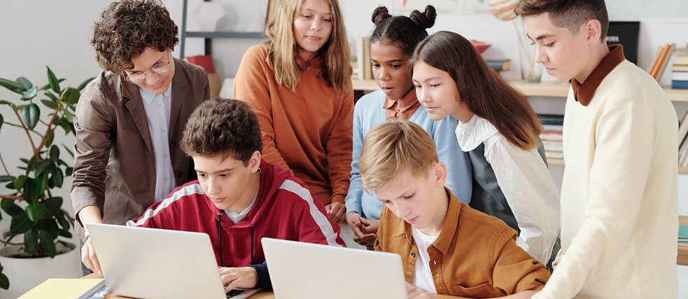 Kinder im Klassenzimmer