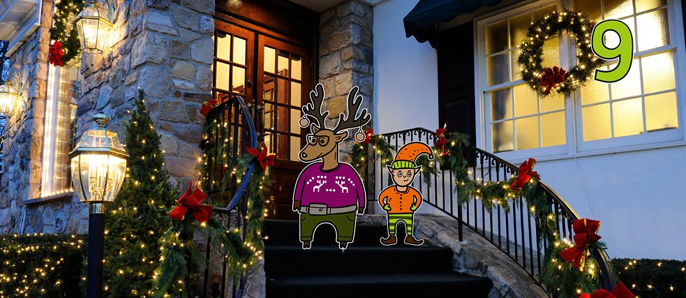 Rentier Matilda und Wichtel Karl stehen vor einem Haus mit Weihnachtsdekorationen