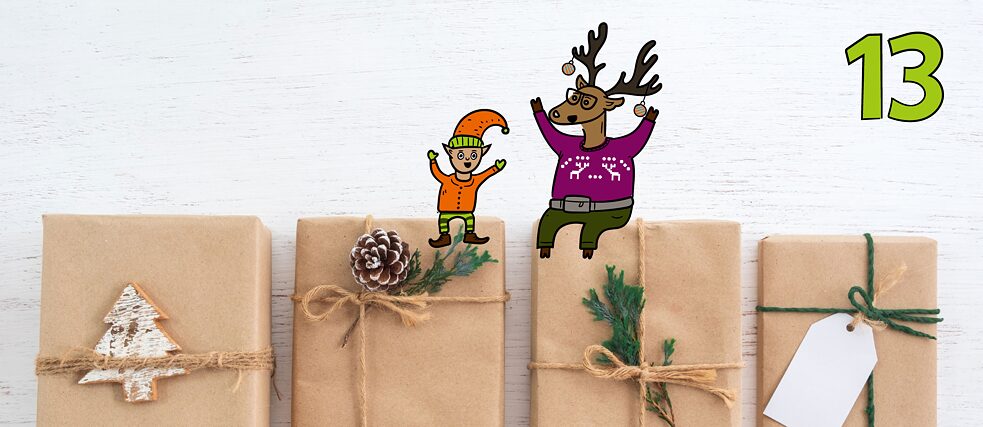 Rentier Matilda und Wichtel Karl sitzen fröhlich auf eingepackten Geschenken