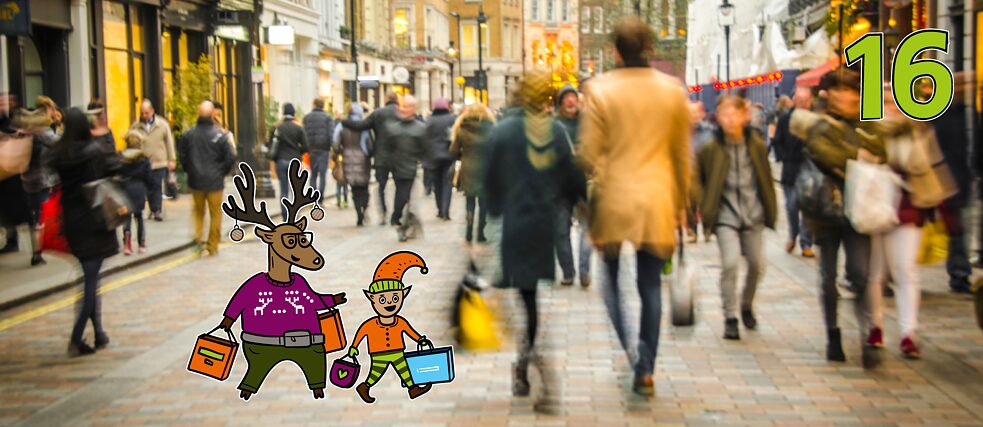 Rentier Matilda und Wichtel Karl laufen mit einigen Tüten durch eine belebte Einkaufsstraße