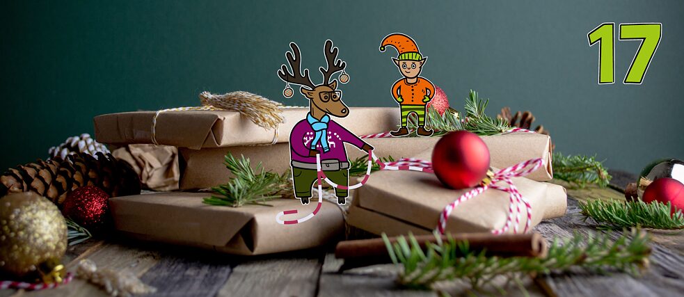 Rentier Matilda und Wichtel Karl packen gemeinsam Geschenke aus