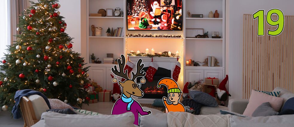 Rentier Matilda und Wichtel Karl sitzen auf dem Sofa und schauen einen Weihnachtsfilm
