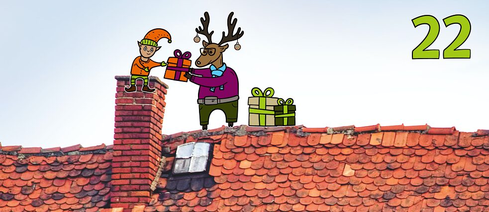 Rentier Matilda und Wichtel Karl stehen auf einem Hausdach und werfen Geschenke in den Schornstein