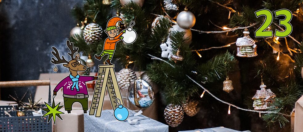 Rentier Matilda und Wichtel Karl dekorieren einen Weihnachtsbaum mit Christbaumkugeln und Sternen