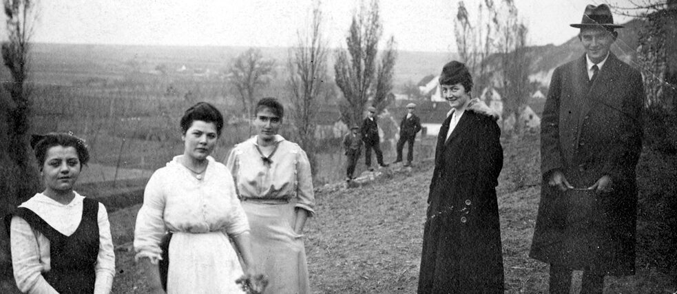 Von rechts: Kafka; seine Sekretärin Julie Kaiser, die ihn im November 1917 besuchte; Schwester Ottla; Cousine Irma; Mařenka, eine Hilfe aus dem Dorf Siřem (Zürau). November 1917