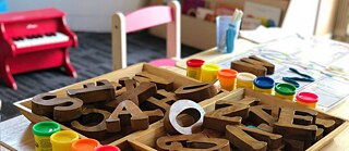 Verschiedene Spielsachen, dabei ein Alphabet aus Holz