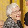 El Presidente George W. Bush concede la Medalla Presidencial de la Libertad a la escritora Harper Lee durante una ceremonia celebrada el lunes 5 de noviembre de 2007 en la Sala Este.