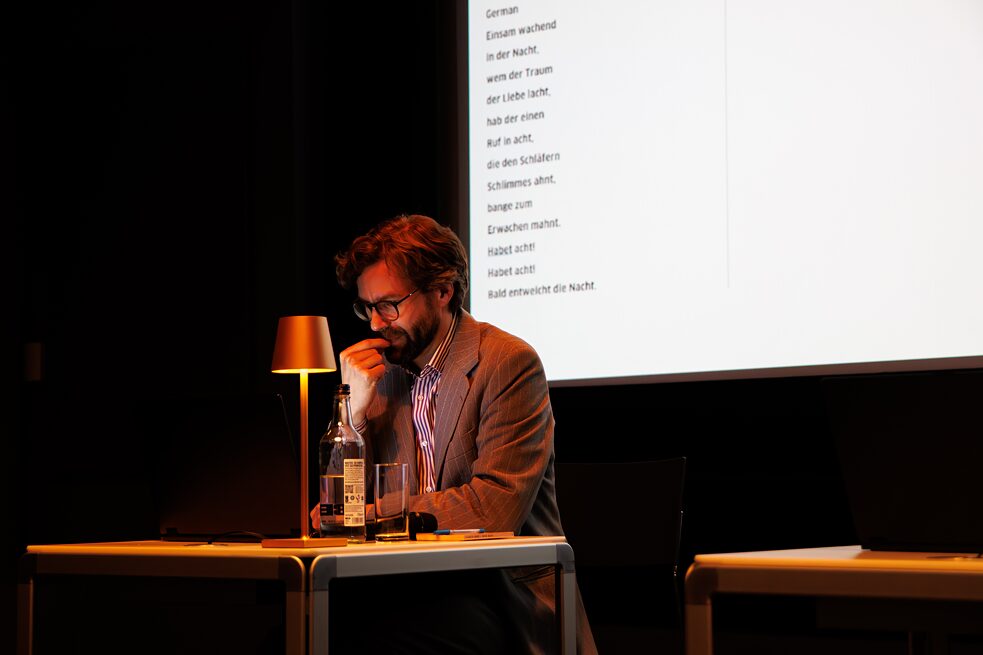 Christophe Fricker übersetzt Wagner live auf der Bühne