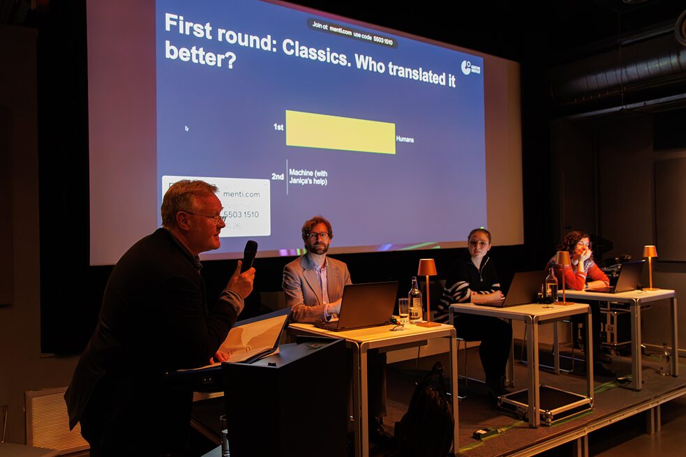 Der Moderator Jamie Bulloch bei der Besprechung der Ergebnisse. 1:0 für die Menschen.