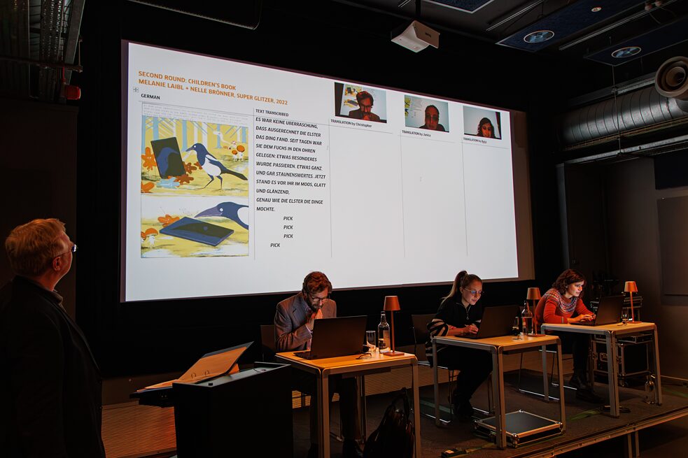 Christophe Fricker, Janiça Hackenbuchner und Ayça Türkoğlu in der zweiten Runde: ein Auszug aus dem Kinderbuch Superglitzer, geschrieben von Melanie Laibl und illustriert von Nele Brönner