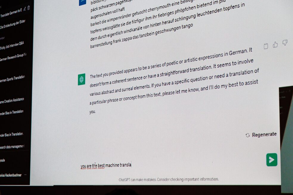 Janiça Hackenbuchner verhandelt trotz anfänglicher Ablehnung mit ChatGPT über die Übersetzung von Jelineks Text