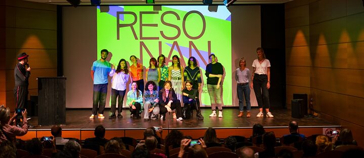 Die Teilnehmer*innen von RESONANCE auf der Bühne beim Kick-Off Event im September 2023