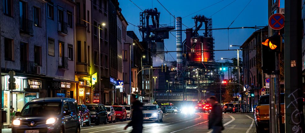 Die Vorherrschaft der fossilen Energie: das Stahlwerk überragt die Stadt – hier das Thyssen-Krupp-Werk in Duisburg.