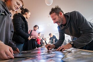 Zpěvák Uwe Kaa rozdává autogramy.