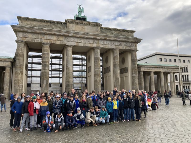 Eine Gruppe von Schüler*innen vor dem Brandenburger Tor