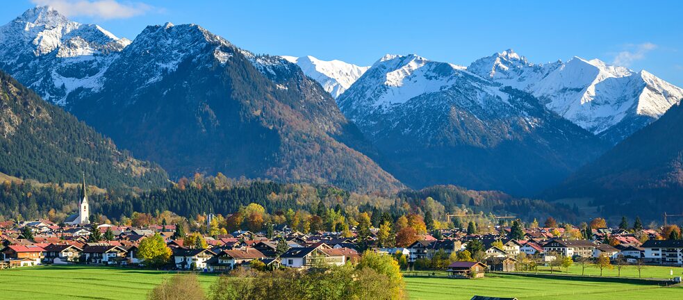 Paesaggio idilliaco su un imponente sfondo montano: Oberstdorf in Baviera è il comune più sud della Germania. Dietro quelle montagne c’è l’Austria.