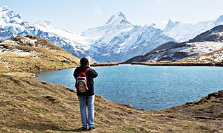 Jemand fotografiert einen Bergsee