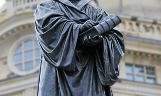 Eine Statue mit einem Buch in der Hand