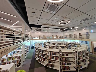 Ulbrokas bibliotēka jaunajās Ulbrokas kultūras centra telpās.