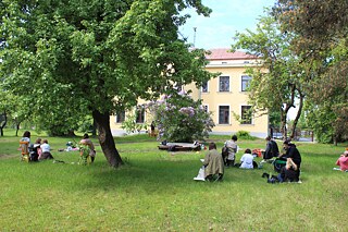 Rīgas Centrālās bibliotēkas Bolderājas filiālbibliotēkas dārzs