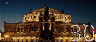 Semper Oper Dresden erleuchtet bei Nacht, daneben das Logo des Europanetzwerk Deutsch zum Jubiläum 30 Jahre