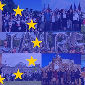 Bildercollage mit Teilnehmer*innen des Europanetzwerk Deutsch blau hinterlegt mit der Europäischen Fahne