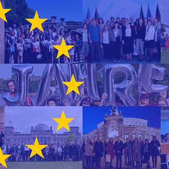 Bildercollage mit Teilnehmer*innen des Europanetzwerk Deutsch blau hinterlegt mit der Europäischen Fahne